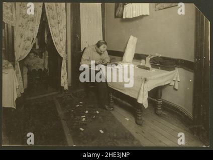 En cas de cigarettes roulement tenement home. (Pour plus de détails voir Mlle E.C. Watson's rapport.) Banque D'Images