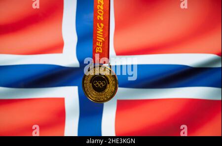 5 janvier 2021, Beijing Chine.Médaille d'or des XXIV Jeux Olympiques d'hiver sur fond de drapeau de la Norvège. Banque D'Images