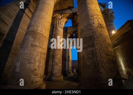 Les colonnes finement sculptées du temple Kom Ombo, un ancien site archéologique égyptien près d'Assouan, en Égypte. Banque D'Images