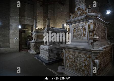 A l'intérieur de la mosquée Al-Rifai, les tombes de 3 femmes de Khedive Isma'il Pasha d'Egypte; Djananiar Hanem, Jeshem AFET Hanem, et Shahrat Faza Hanem. Banque D'Images