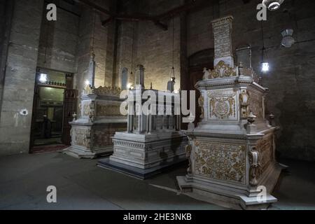 A l'intérieur de la mosquée Al-Rifai, les tombes de 3 femmes de Khedive Isma'il Pasha d'Egypte; Djananiar Hanem, Jeshem AFET Hanem, et Shahrat Faza Hanem. Banque D'Images