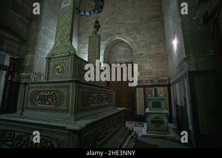 La tombe ornée du Sultan Hussein Kamel et la plus petite tombe de la tombe de Sultana Melek dans la mosquée Al Rifai dans le Caire historique, en Égypte. Banque D'Images