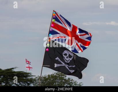 Drapeau de l'Union au-dessus d'un drapeau de pirate Jolly Roger avec drapeau de St George en arrière-plan Banque D'Images