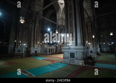 La salle de prière intérieure avec des colonnes en marbre et des lumières suspendues dans la mosquée Al-Rifai au Caire, en Égypte. Banque D'Images