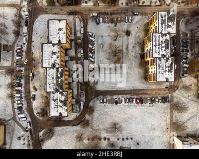 Maisons multi-familiales vues depuis la hauteur des oiseaux lors d'une journée d'hiver nuageux.Hiver. Banque D'Images