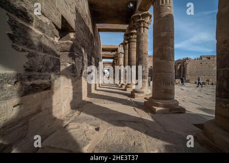 La colonnade au temple de Philae près d'Assouan, en Égypte, en Afrique du Nord. Banque D'Images