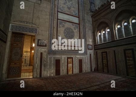 L'intérieur somptueux de la mosquée Al-Rifai au Caire en Égypte, avec des murs en marbre et des portes richement décorées. Banque D'Images