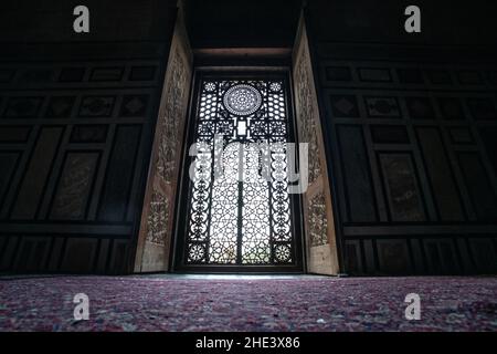 Beau treillis métallique très orné qui laisse la lumière dans le mausolée de Farouk J'ai enterré dans la mosquée Al Rifai au Caire, en Égypte. Banque D'Images