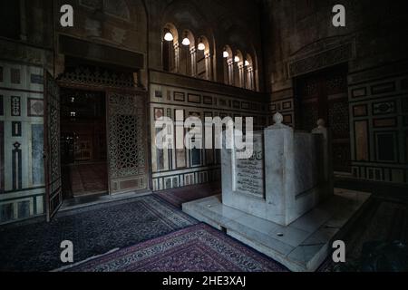 Le sarcophage en marbre de Farouk I, roi d'Égypte, dans la mosquée Al Rifai du Caire historique, en Égypte. Banque D'Images