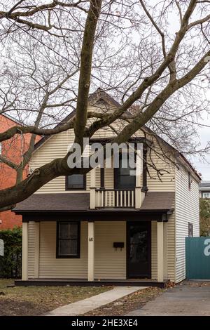 Ottawa, Canada - le 17 décembre 2021 : petite maison résidentielle de deux étages.Bâtiment à deux étages Banque D'Images