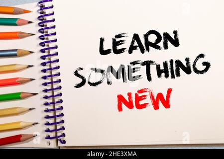 Texte apprendre quelque chose de nouveau sur le livre blanc. Banque D'Images