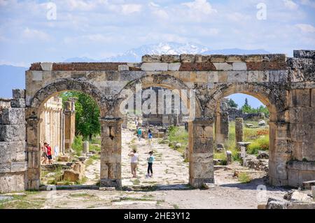 Arc de Domitien, l'Agora, Hiérapolis, province de Denizli, République de Türkiye Banque D'Images