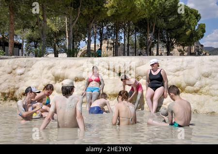 Baigneurs dans la piscine de travertin, Pamukkale, province de Denizli, République de Türkiye Banque D'Images