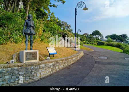 Royaume-Uni, Dorset, Lyme Regis, Statue de l'amiral Sir George Somers dans les jardins de Langmoor pendant l'été. Banque D'Images