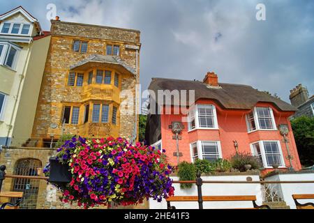 Royaume-Uni, Dorset, Lyme Regis, Library Cottage et Sundial House sur Marine Parade Banque D'Images