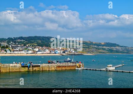 UK,Dorset,Lyme Regis,regardant à travers la baie de Lyme de la Cobb, vers la ville et les plages de Lyme Regis. Banque D'Images