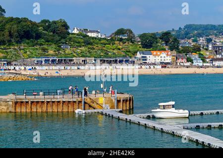 Royaume-Uni, Dorset, Lyme Regis, Harbour Wall, front de mer, Marine Parade Cottages et ville Banque D'Images