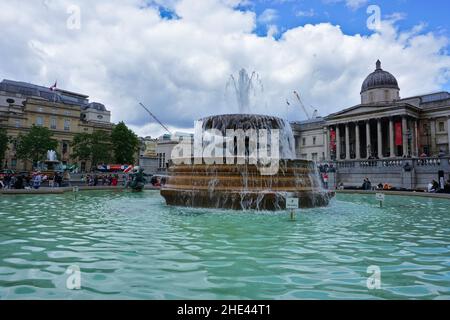 Une fontaine à Trafalgar Square à Westminster, Londres, Angleterre. Banque D'Images