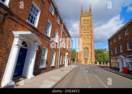Royaume-Uni, Somerset, Taunton, église St Mary Magdalene et bâtiments de la rue Hammet Banque D'Images