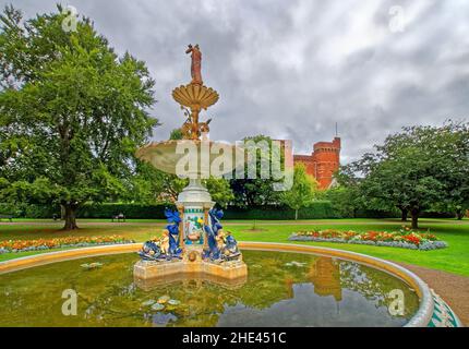 Royaume-Uni, Somerset, Taunton, Vivary Park, fontaine commémorative Queen Victoria avec les jacks de Jellabad en arrière-plan Banque D'Images