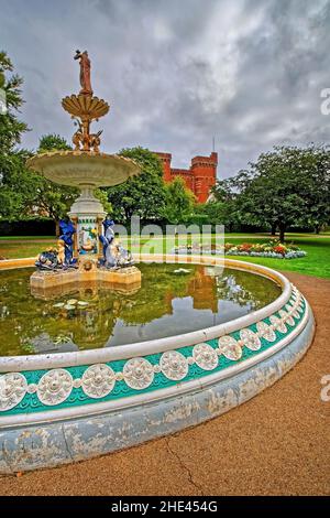 Royaume-Uni, Somerset, Taunton, Vivary Park, fontaine commémorative Queen Victoria avec les jacks de Jellabad en arrière-plan Banque D'Images