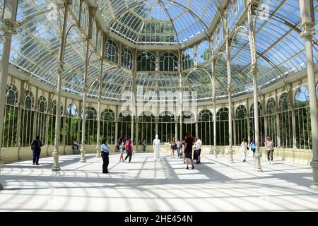 Le Crystal Palace est une structure en verre et en métal située dans le parc Retiro de Madrid.Il a été construit en 1887 pour exposer la faune et la flore des Philippines. Banque D'Images