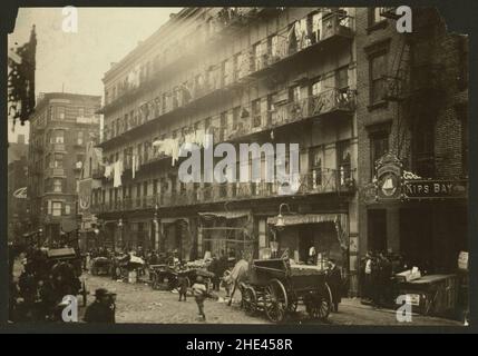 Rangée de sous-sols, 260 à 268, rue Elizabeth, N.Y., dans laquelle on porte beaucoup de finition de vêtements.Voir la photo de 2824, qui montre l'état des salles.Voir aussi la photo 2828, une de Banque D'Images