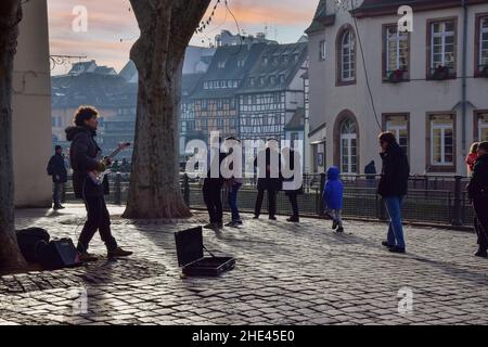 Artiste de rue, chanteur, artiste donnant un concert public dans les rues de Strasbourg. Banque D'Images