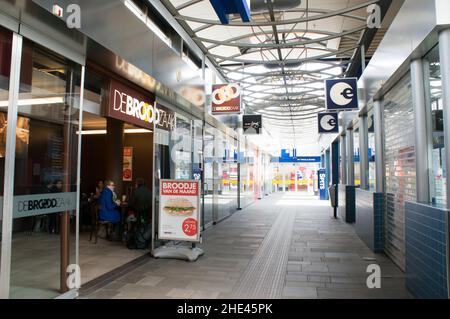 BREDA, Pays-Bas - MAR 31 : petits commerces et restaurants à la gare le 31 mars 2013 à Breda, aux Pays-Bas. Au cours de la journée la journée Banque D'Images