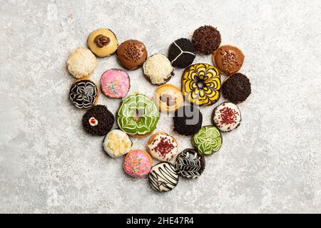 Vue de dessus des beignets frais et délicieux créant un coeur sur la table Banque D'Images