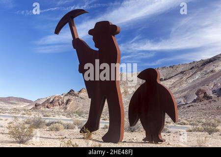 Résumé détail de sculpture métallique, Portrait isolé de Shorty Harris, célèbre Gold Rush Desert Prospector dans la ville fantôme de Rhyolite Nevada USA Banque D'Images