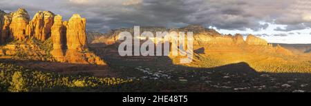 Lumière du soleil reflétée par les falaises de Red Rock Mountain avec ciel orageux spectaculaire et vue panoramique panoramique panoramique sur la vallée de Sedona, Arizona, États-Unis Banque D'Images