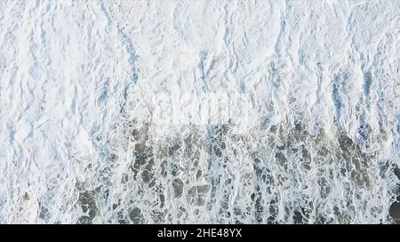 Vue sur les vagues.Vagues de mer et mousse d'un bateau de croisière.Texture d'une belle vague dans l'océan. Eau de mer surface lisse, soleil reflet de l'océan. Banque D'Images