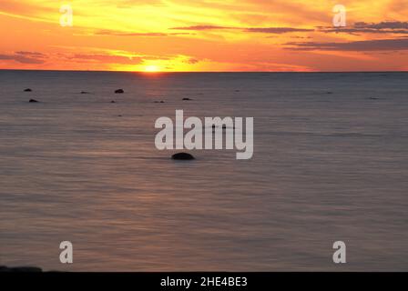 Le soleil se couche sur le lac Huron à partir de Kettle point, Ontario, Canada en milieu d'été. Banque D'Images