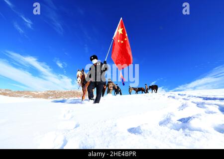 URUMQI, CHINE - le 8 JANVIER 2022 - patrouille de police dans la neige à la frontière de l'Urumqi, région autonome du Xinjiang, dans le nord-ouest de la Chine, le 8 janvier 2022.Janv Banque D'Images