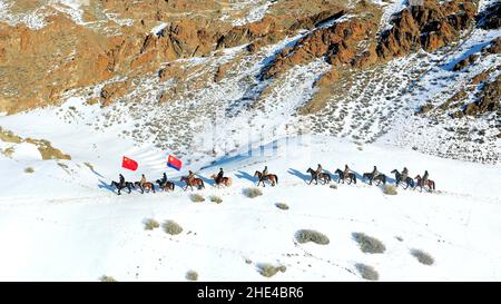 URUMQI, CHINE - le 8 JANVIER 2022 - patrouille de police dans la neige à la frontière de l'Urumqi, région autonome du Xinjiang, dans le nord-ouest de la Chine, le 8 janvier 2022.Janv Banque D'Images
