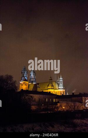 Poznan, Wielkopolska, Pologne.8th janvier 2022.La copie de l'image de notre Dame de Jasna Gora - les derniers moments de Poznan.La cérémonie a lieu dans la cathédrale de Poznan.Une copie de l'image circule en Pologne depuis de nombreuses années et est destinée à visiter tout le pays.C'est le deuxième pèlerinage de la copie de l'image de Jasna Gora, le premier a été lancé par le cardinal Stefan Wyszynski en 1957.Dans la photo : la cérémonie de la fin de la peregrination de l'image.L'image quittera la région de ''›'' l'archidiocèse de Poznan demain.LA PUBLICATION DANS LA CONT NÉGATIVE Banque D'Images