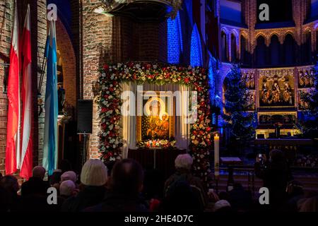 Poznan, Wielkopolska, Pologne.8th janvier 2022.La copie de l'image de notre Dame de Jasna Gora - les derniers moments de Poznan.La cérémonie a lieu dans la cathédrale de Poznan.Une copie de l'image circule en Pologne depuis de nombreuses années et est destinée à visiter tout le pays.C'est le deuxième pèlerinage de la copie de l'image de Jasna Gora, le premier a été lancé par le cardinal Stefan Wyszynski en 1957.Dans la photo : la cérémonie de la fin de la peregrination de l'image.L'image quittera la région de ''›'' l'archidiocèse de Poznan demain.LA PUBLICATION DANS LA CONT NÉGATIVE Banque D'Images