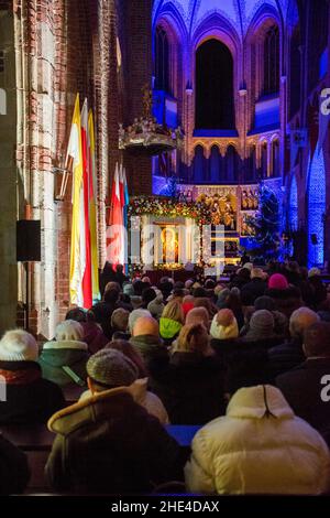 Poznan, Wielkopolska, Pologne.8th janvier 2022.La copie de l'image de notre Dame de Jasna Gora - les derniers moments de Poznan.La cérémonie a lieu dans la cathédrale de Poznan.Une copie de l'image circule en Pologne depuis de nombreuses années et est destinée à visiter tout le pays.C'est le deuxième pèlerinage de la copie de l'image de Jasna Gora, le premier a été lancé par le cardinal Stefan Wyszynski en 1957.Dans la photo : la cérémonie de la fin de la peregrination de l'image.L'image quittera la région de ''›'' l'archidiocèse de Poznan demain.LA PUBLICATION DANS LA CONT NÉGATIVE Banque D'Images