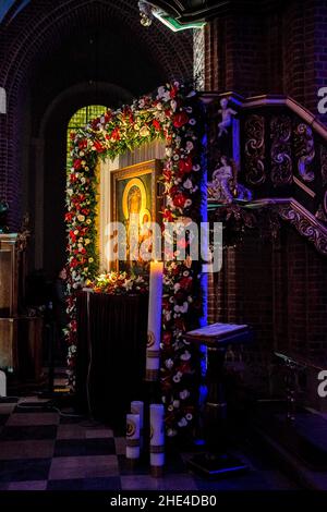 Poznan, Wielkopolska, Pologne.8th janvier 2022.La copie de l'image de notre Dame de Jasna Gora - les derniers moments de Poznan.La cérémonie a lieu dans la cathédrale de Poznan.Une copie de l'image circule en Pologne depuis de nombreuses années et est destinée à visiter tout le pays.C'est le deuxième pèlerinage de la copie de l'image de Jasna Gora, le premier a été lancé par le cardinal Stefan Wyszynski en 1957.Dans la photo : la cérémonie de la fin de la peregrination de l'image.L'image quittera la région de ''›'' l'archidiocèse de Poznan demain.LA PUBLICATION DANS LA CONT NÉGATIVE Banque D'Images