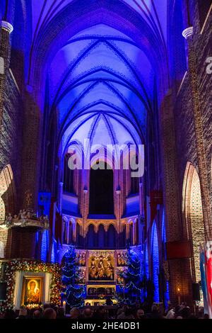 Poznan, Wielkopolska, Pologne.8th janvier 2022.La copie de l'image de notre Dame de Jasna Gora - les derniers moments de Poznan.La cérémonie a lieu dans la cathédrale de Poznan.Une copie de l'image circule en Pologne depuis de nombreuses années et est destinée à visiter tout le pays.C'est le deuxième pèlerinage de la copie de l'image de Jasna Gora, le premier a été lancé par le cardinal Stefan Wyszynski en 1957.Dans la photo : la cérémonie de la fin de la peregrination de l'image.L'image quittera la région de ''›'' l'archidiocèse de Poznan demain.LA PUBLICATION DANS LA CONT NÉGATIVE Banque D'Images