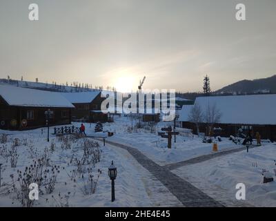 Magnifique paysage d'un petit village enneigé à Kanas, Xinjiang, Kazakhstan Banque D'Images