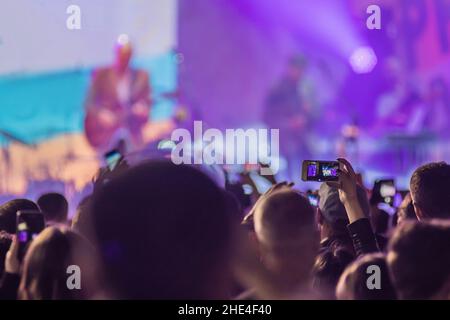 Utiliser des fonctions avancées d'enregistrement mobile, le plaisir des concerts et un bel éclairage, Francs de droit de foule au concert de rock, Close up de l'enregistrement vidéo avec smartphone Banque D'Images