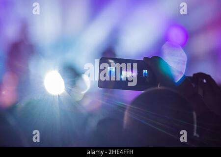 Utiliser des fonctions avancées d'enregistrement mobile, le plaisir des concerts et un bel éclairage, Francs de droit de foule au concert de rock, Close up de l'enregistrement vidéo avec smartphone Banque D'Images