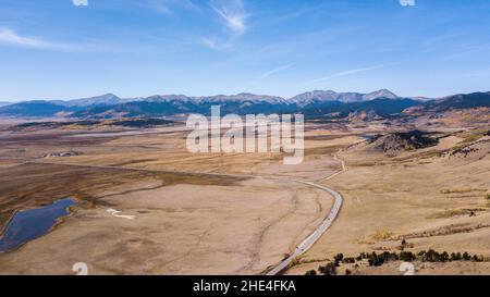 Vue aérienne d'une région déserte en arrière-plan des Rocheuses, près de Denver, Colorado, États-Unis Banque D'Images