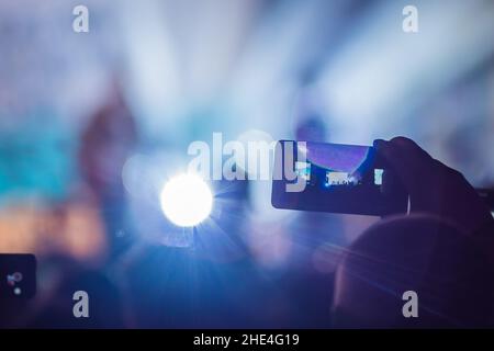 Utiliser des fonctions avancées d'enregistrement mobile, le plaisir des concerts et un bel éclairage, Francs de droit de foule au concert de rock, Close up de l'enregistrement vidéo avec smartphone Banque D'Images