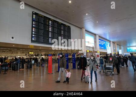 Zaventem, Belgique.8th janvier 2022.Les gens sont vus à l'aéroport de Bruxelles à Zaventem, en Belgique, le 8 janvier 2022.Selon l'institut de santé belge Sciensano, la Belgique a récemment enregistré une augmentation du nombre de cas de COVID-19, avec une moyenne quotidienne de 15 996 au cours de la période allant du 29 décembre 2021 au 4 janvier 2022.Credit: Zhang Cheng/Xinhua/Alay Live News Banque D'Images