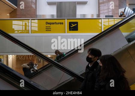 Zaventem, Belgique.8th janvier 2022.Les gens prennent des escaliers mécaniques à l'aéroport de Bruxelles à Zaventem, en Belgique, le 8 janvier 2022.Selon l'institut de santé belge Sciensano, la Belgique a récemment enregistré une augmentation du nombre de cas de COVID-19, avec une moyenne quotidienne de 15 996 au cours de la période allant du 29 décembre 2021 au 4 janvier 2022.Credit: Zhang Cheng/Xinhua/Alay Live News Banque D'Images