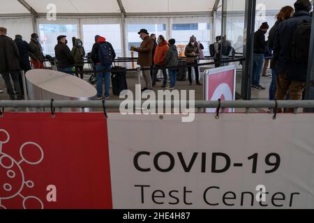 Zaventem, Belgique.8th janvier 2022.Les gens font la queue dans un centre d'essai COVID-19 à l'aéroport de Bruxelles à Zaventem, en Belgique, le 8 janvier 2022.Selon l'institut de santé belge Sciensano, la Belgique a récemment enregistré une augmentation du nombre de cas de COVID-19, avec une moyenne quotidienne de 15 996 au cours de la période allant du 29 décembre 2021 au 4 janvier 2022.Credit: Zhang Cheng/Xinhua/Alay Live News Banque D'Images