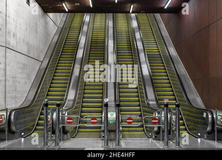 Vue sur les escaliers mécaniques vides dans une station de métro à Fovam Her à Budapest, Hongrie Banque D'Images